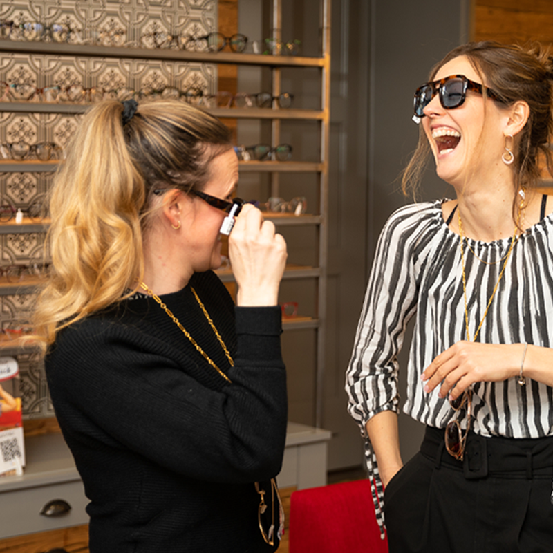 Fotoshooting von zwei Frauen mit Sonnenbrillen - vor der Verwendung von KI - Dittmer Jüterbog - AGENTUR FRITZ'N - POTSDAM